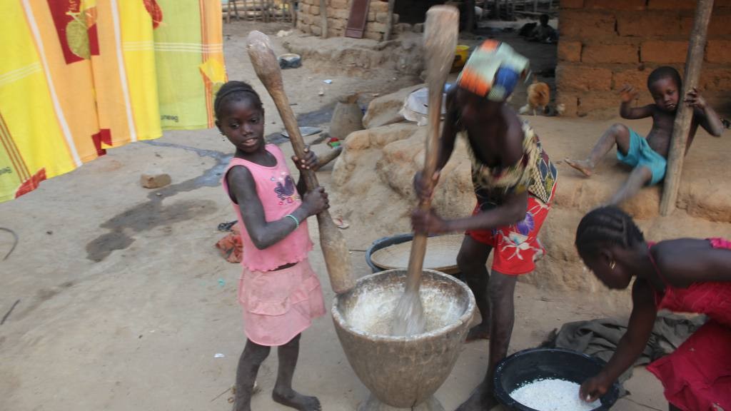 Ragazze che preparano la farina